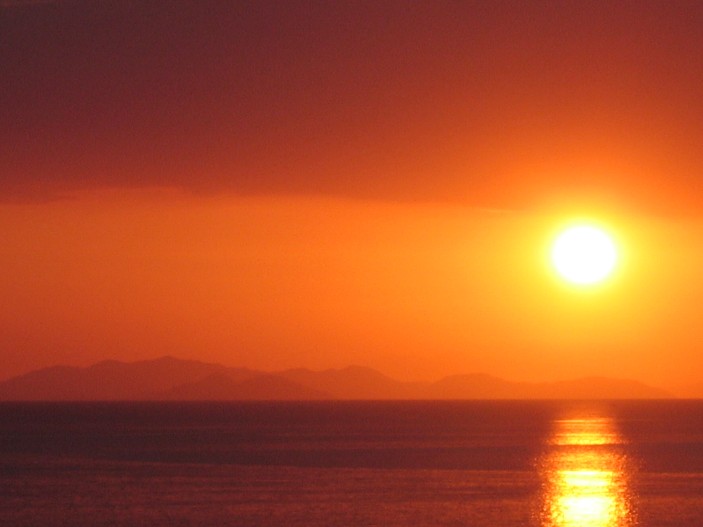Sun_sets_above_Sumbawa.jpg